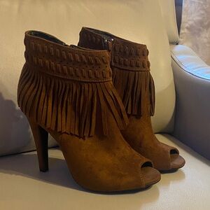 Chic Tan Fringe Peep-Toe Heeled Boots